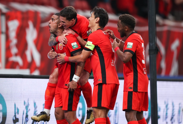 开云移动端-足球报：海港虽暂落后1分，但后面赛程艰难，需做好面对困难准备