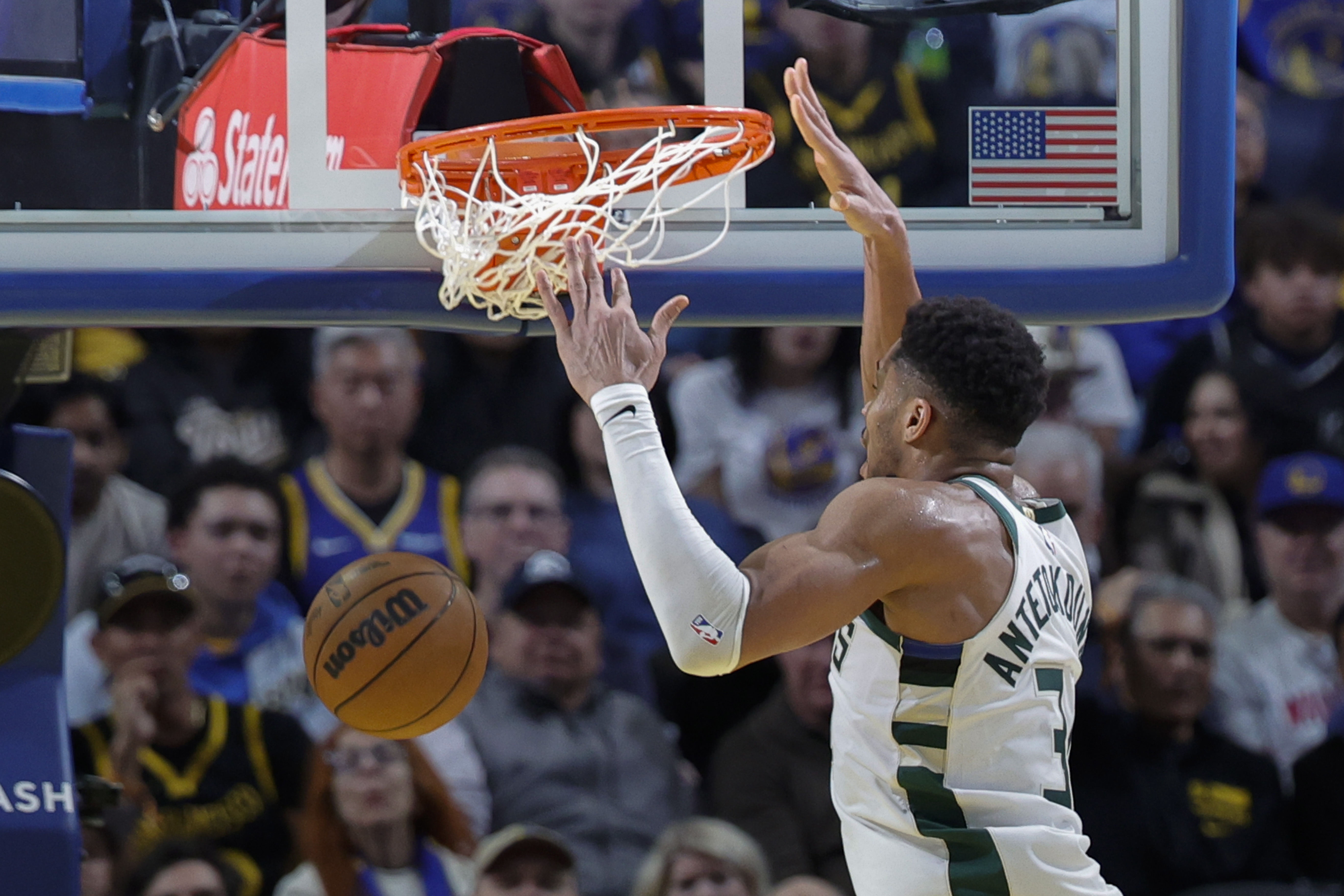 开云平台-很全面！字母哥生涯至今32场至少30分10助 历史大前锋位置最多